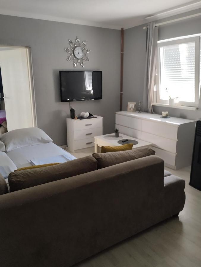 Apartman All Seasons Hotonj المظهر الخارجي الصورة